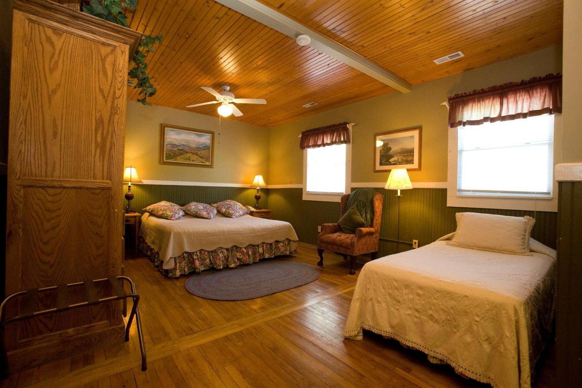 Highland Lake Inn & Resort - Flat Rock Exterior foto