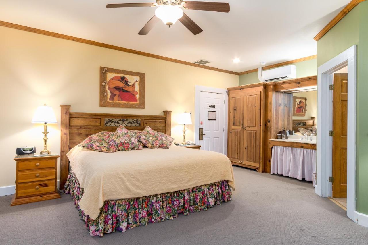 Highland Lake Inn & Resort - Flat Rock Exterior foto